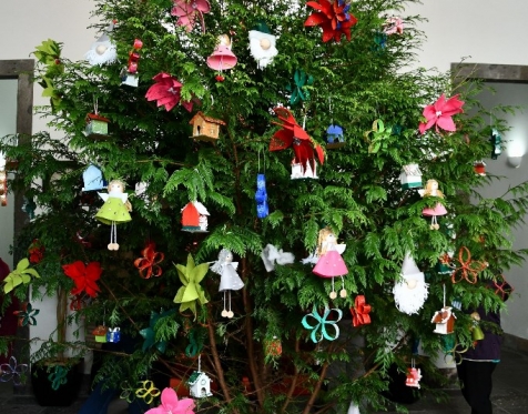 Idosos Ativos decoram árvore de Natal da CMP_2023_44